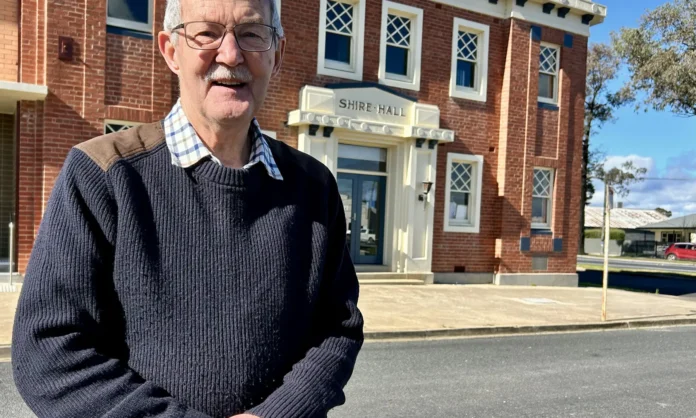 Harvey Champness and the Kaniva Shire Hall.